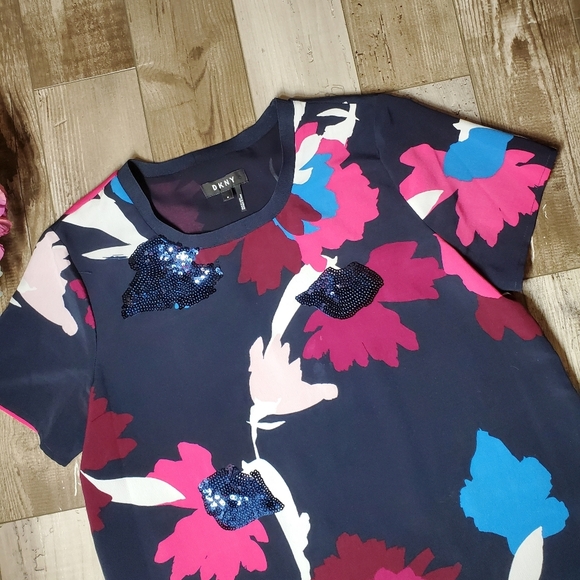 DKNY Womens Navy Printed Short Sleeve Jewel Neck Top Size Medium NWOT - Picture 14 of 16